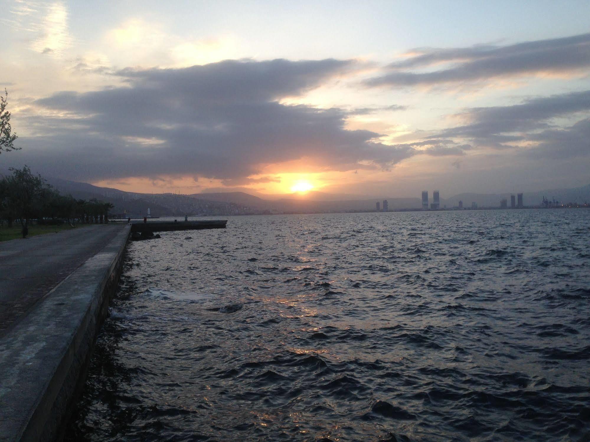 Guzel Izmir Hotel Esterno foto